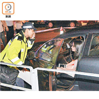 目擊斬人過程的女乘客在場助查。（周百燊攝）