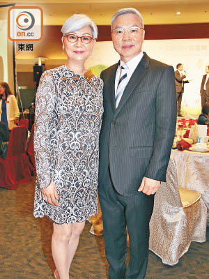 樂善堂主席郭予宏（右）同太太均有一頭亮麗銀髮，精神爽利又容易辨認。