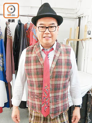 主席李鋈麟雖然要招呼賓客，但亦堅持落場參與，扮演一個可以着西裝出場嘅角色。