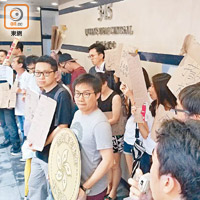 逾廿名市民昨到上環市政大廈食環署辦公室抗議。
