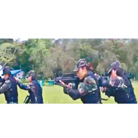 駐港部隊特戰連女兵持槍訓練。（電視畫面）