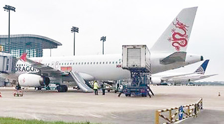 港龍KA627客機因工作人員誤放逃生滑梯，致航延誤個多小時。（互聯網圖片）