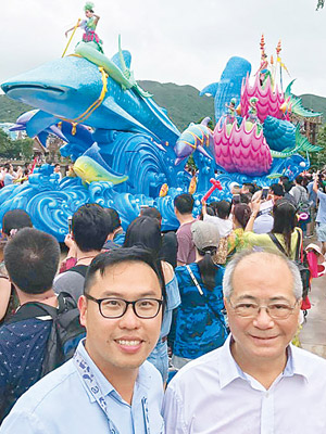 吳克儉（右）指自己日前到長隆一個樂園外訪，是為本港大學生爭取實習機會。（「吳克儉」Fb）