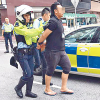踢拖男司機被捕帶署。（互聯網圖片）