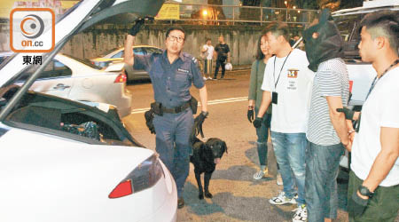 疑犯利用電動車作「毒品快餐車」，警員帶領緝毒犬搜車。（劉子文攝）
