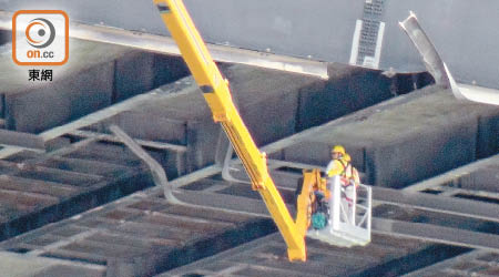當年發生躉船撞毀汲水門大橋橋底事故後，工程人員檢查大橋損毀情況。