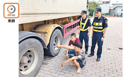 兩名越南漢指出藏匿位置。（本報深圳傳真）