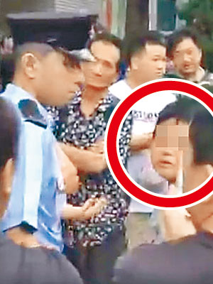 涉事婦人（紅圈示）後獲保釋，未知會否遭檢控。（香港突發事故報料區Fb圖片）