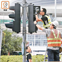 工作人員揭開交通燈詳細檢查。（戴展邦攝）