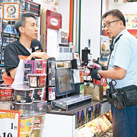 職員協助警員調查。（沈厚錚攝）