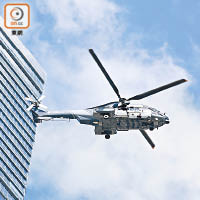 有直升機於高空盤旋監察最新保安情況。（黃偉邦攝）