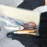 警方在背囊內搜出鎅刀、剪刀及膠索帶。（互聯網圖片）