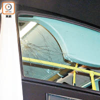 龍運巴士上層擋風玻璃遭乘客撞至破裂。