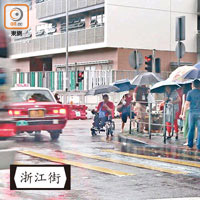 有輪椅人士因浙江街行人路逼爆，需走出馬路邊等待過馬路。