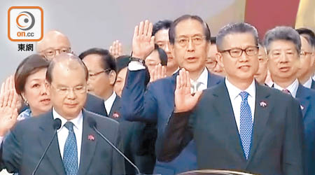 率領官員及行政會議成員宣誓的張建宗（前左），普通話仍然欠佳。