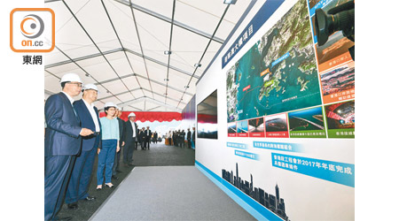 習近平（左二）昨日結束訪港行程前，視察港珠澳大橋香港接線及機場第三跑道系統工程的進展。