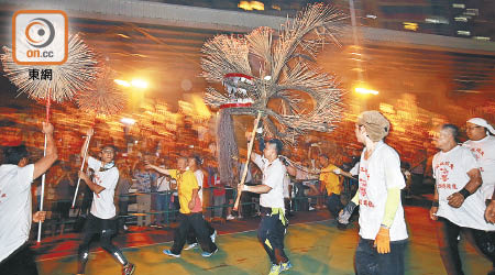 灣仔區舉辦中國傳統文化嘉年華，表演大坑舞火龍。