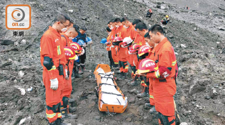 四川茂縣山崩滅村發生超過一星期，被活埋的生命恐怕近百人。