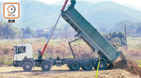 香園圍農地泥頭已堆到六、七呎高。（朱先儒攝）