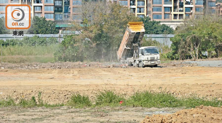 泥頭車在較寮村對開農地傾倒建築廢料。