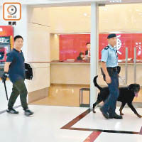 警員帶同警犬於商場內搜索。（陳賜慧攝）
