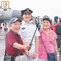 遼寧號上的女官兵大受歡迎，不少市民要求合照。