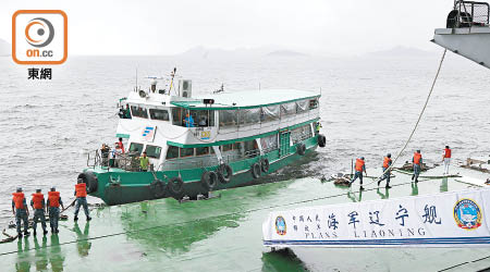 取得參觀券的市民須乘搭接駁船登上遼寧號。