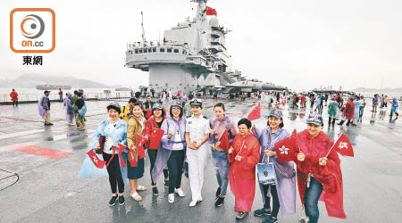 大批參觀市民在遼寧號甲板上與女兵合照。