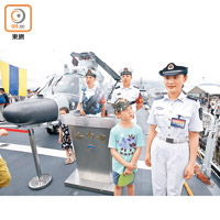 艦上官兵的高紀律表現，令參觀的小朋友亦注目致敬。