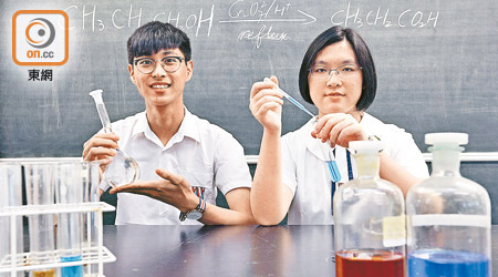 王紓婷（右）苦讀希望升讀大學理學院；郭小威（左）則重讀望獲藥劑系取錄。（何天成攝）