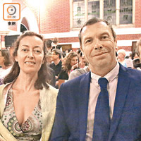 法國名酒亞太區董事Vincent Gere（右）及太太Pauline（左）坐足全場，支持家鄉法國嘅文藝活動。