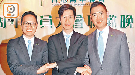 吳傑莊（中）正式卸任青聯主席，由新主席郭永亮（右）及常務副主席蔡德昇（左）接棒牽頭培育更多年輕生力軍。