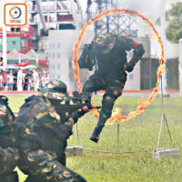 軍營安排真槍實彈刺殺操表演，槍聲震撼人心。（黃偉邦攝）