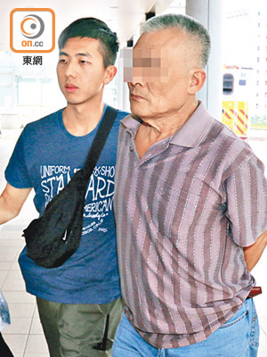 被捕男子（左二）亦報稱受傷。（張開裕攝）