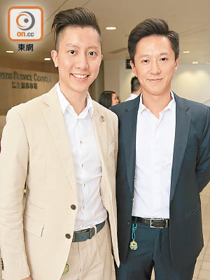翁國豪（右）話香港的士短程多，信用卡付款要另外收費成本較高，左為史昊洺。（徐家浩攝）