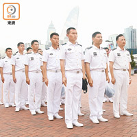 駐港部隊官兵在中環碼頭集合往參觀遼寧號。