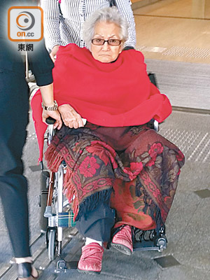 首被告陳白荻需坐輪椅進出法庭。