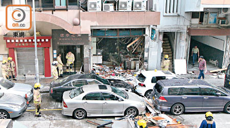 爆炸氣流將雜物橫掃街外連毀四車。（胡德威攝）