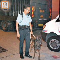 警員帶同警犬搜捕。