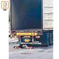電單車後座乘客被貨櫃車輾過，當場身亡。（讀者提供）