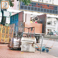 在香港仔大道，有回收商同樣藉在店外停泊貨車以擴大營業範圍。