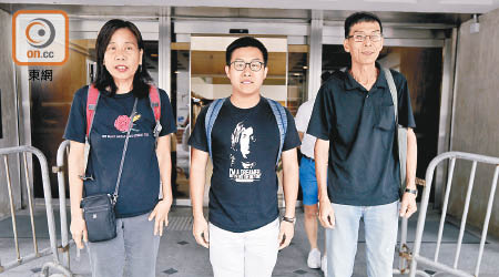 被控刑事藐視法庭的社民連副主席黃浩銘（中）與同案其他被告昨到庭不久便離開。