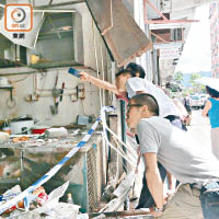 消防處防火組人員到餐廳調查。（陳賜慧攝）