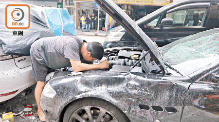 車房職員檢查損毀的瑪莎拉蒂跑車。（陳賜慧攝）