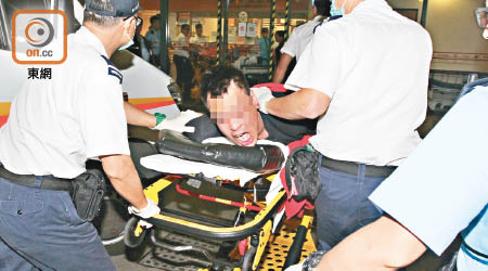 涉嫌襲擊的男子抵達醫院時大叫掙扎。（梁鑫文攝）