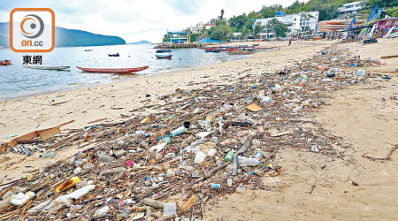 深受市民及遊客歡迎的赤柱水上活動中心對出沙灘近日布滿垃圾。（黃雄攝）