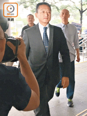 退休警司被告朱經緯昨到庭應訊。