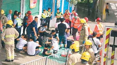 大批傷者在現場等待救援。（網民Chu Yiu Fai圖片）