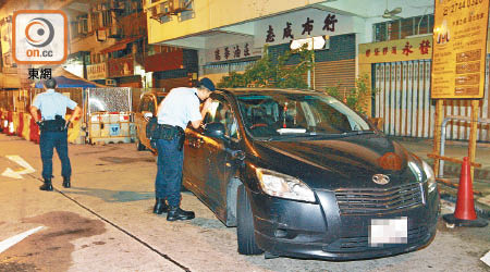 警員調查匪徒遺下私家車。（吳建明攝）