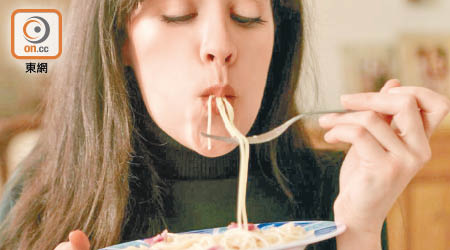 暴食症女性透過食物減壓，逃避對自身的負面思想。（資料圖片）